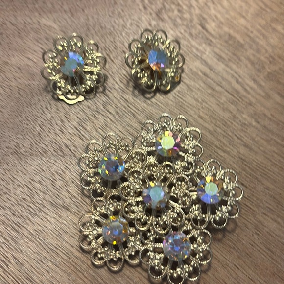 Vintage Aurora Borealis Rhinestone Filligree Brooch and clip Earrings 1950’s set - Picture 2 of 5